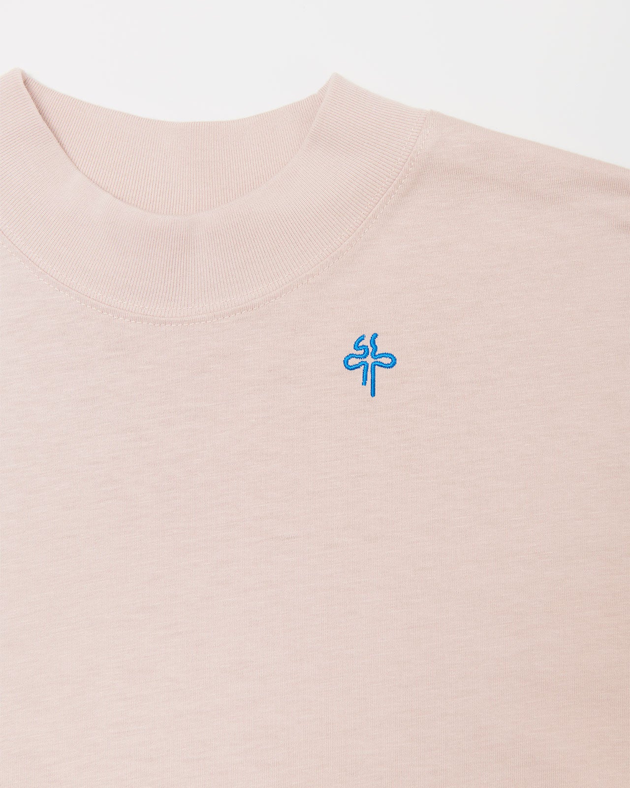 takesRIBBON UNISEX MOCK NECK TEE