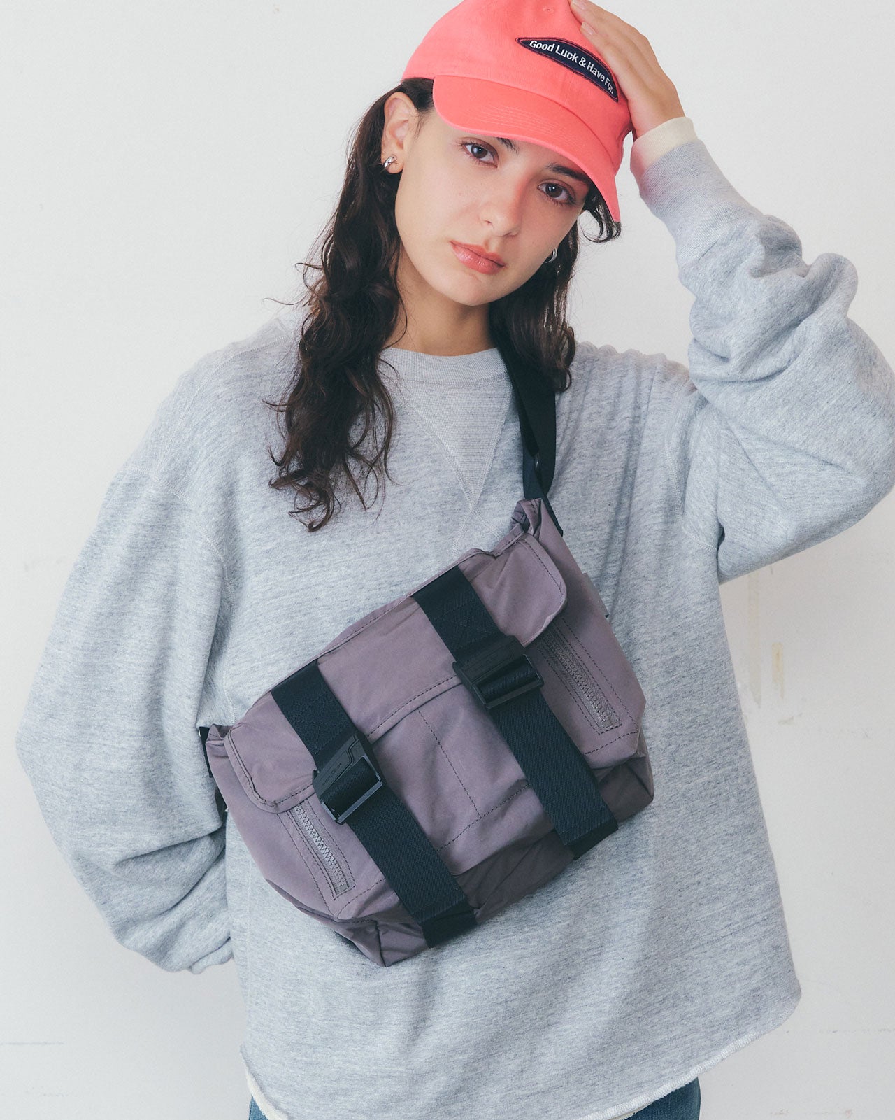 【GRAY】AMIACALVA GABARDINE MESSENGER BAG (S)