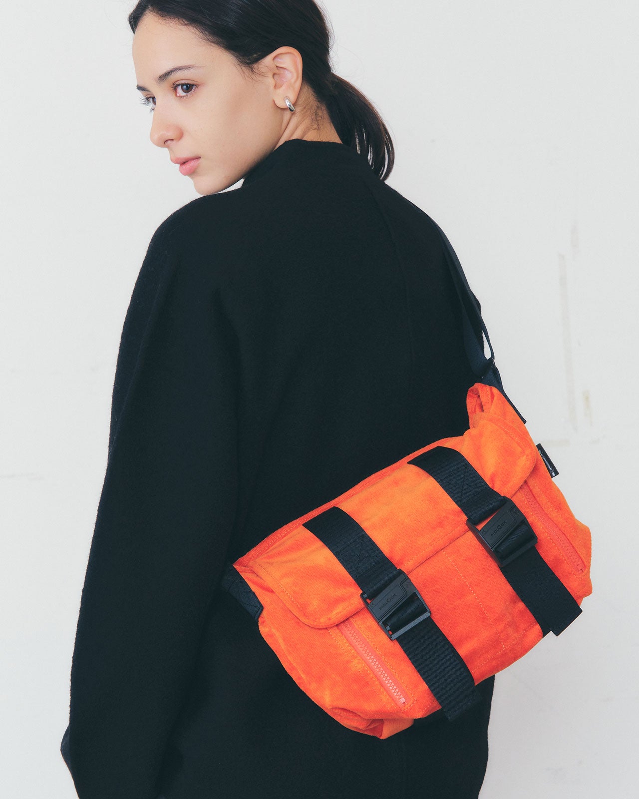 AMIACALVA Corduroy messenger (S)