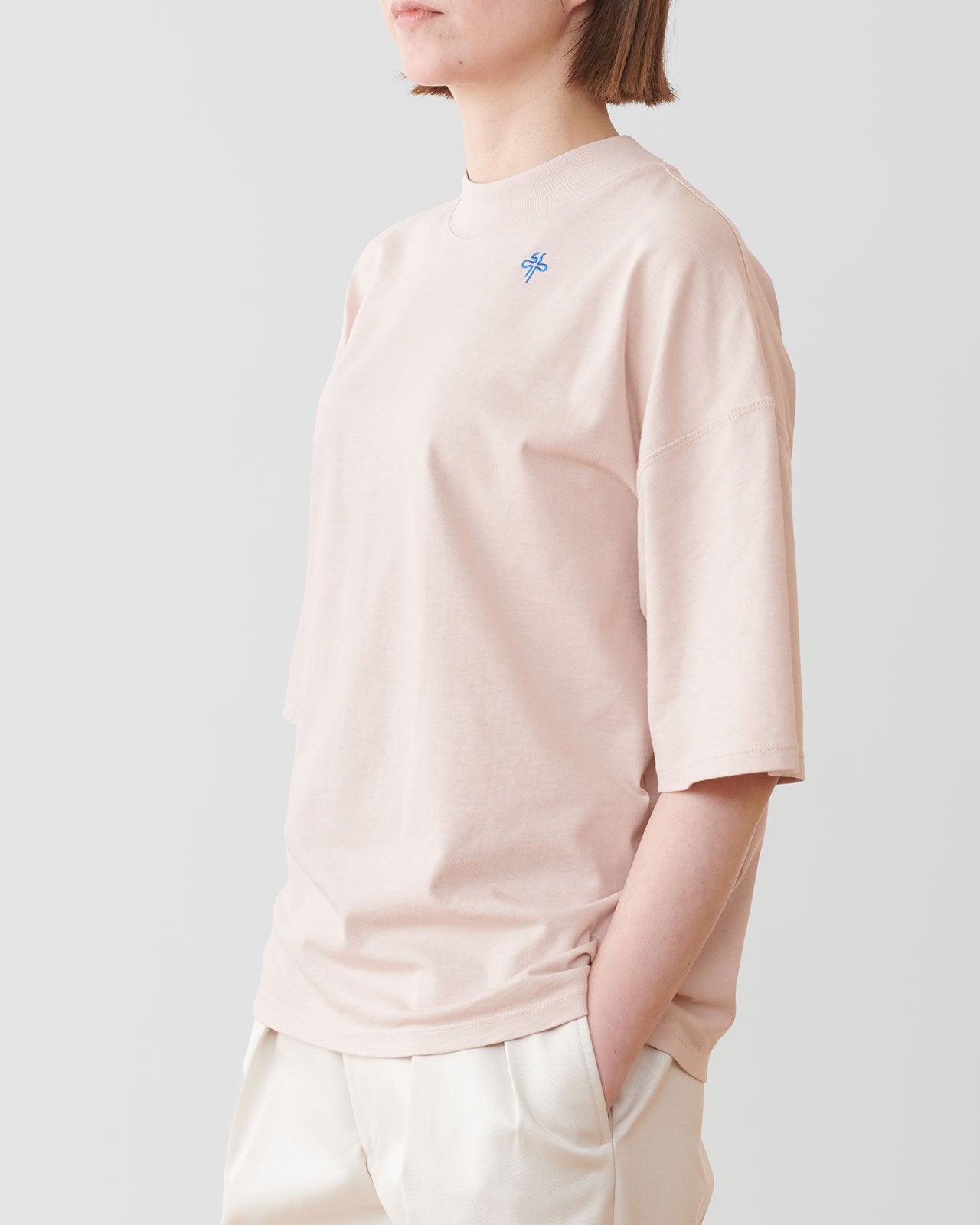 takesRIBBON UNISEX MOCK NECK TEE