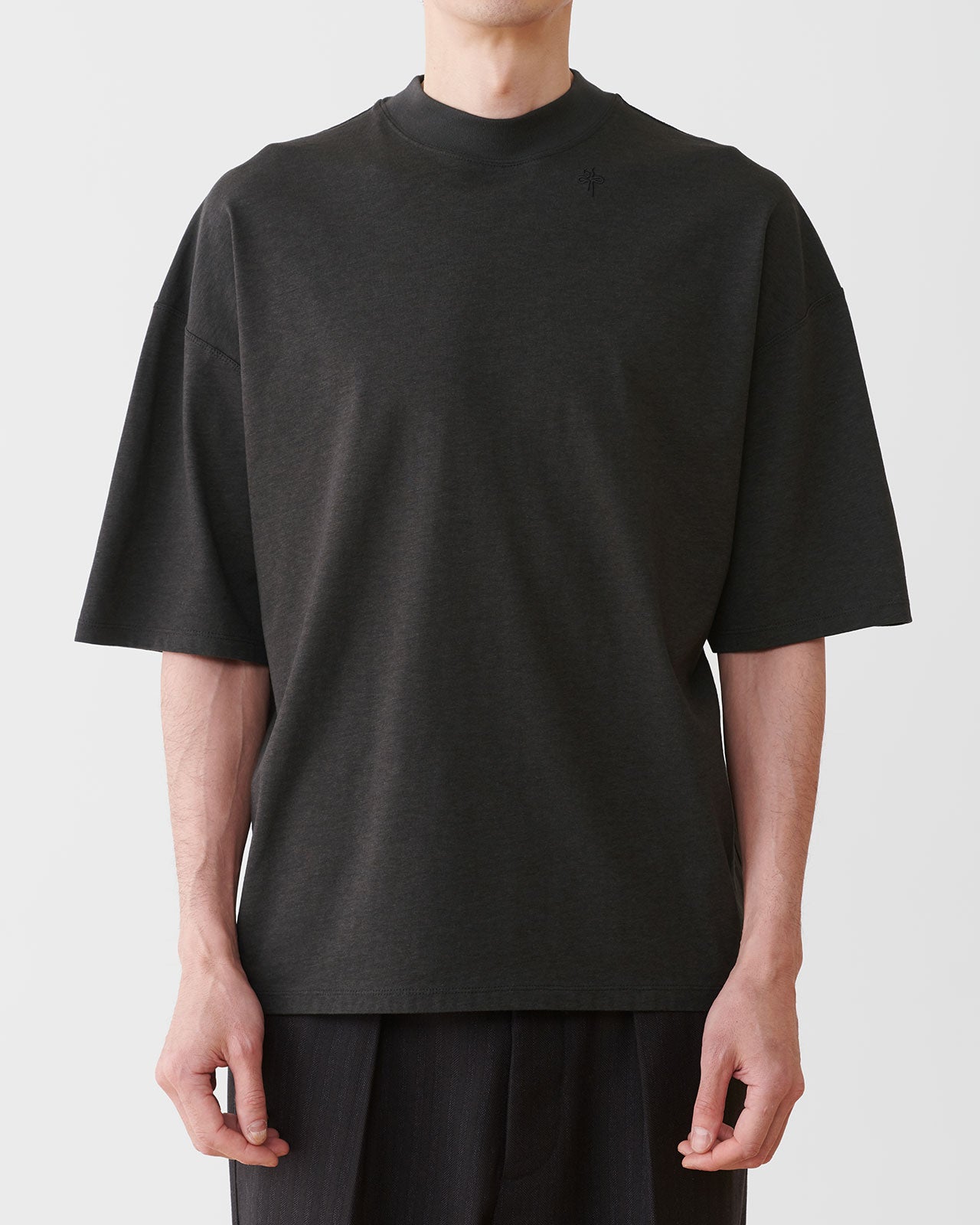 takesRIBBON UNISEX MOCK NECK TEE