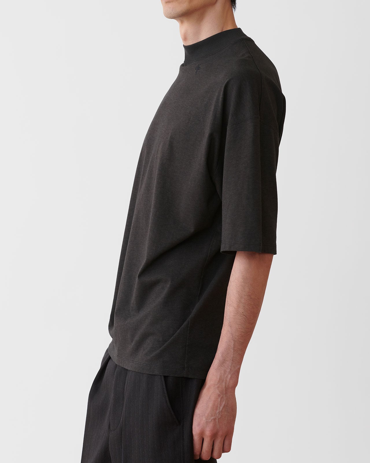 takesRIBBON UNISEX MOCK NECK TEE