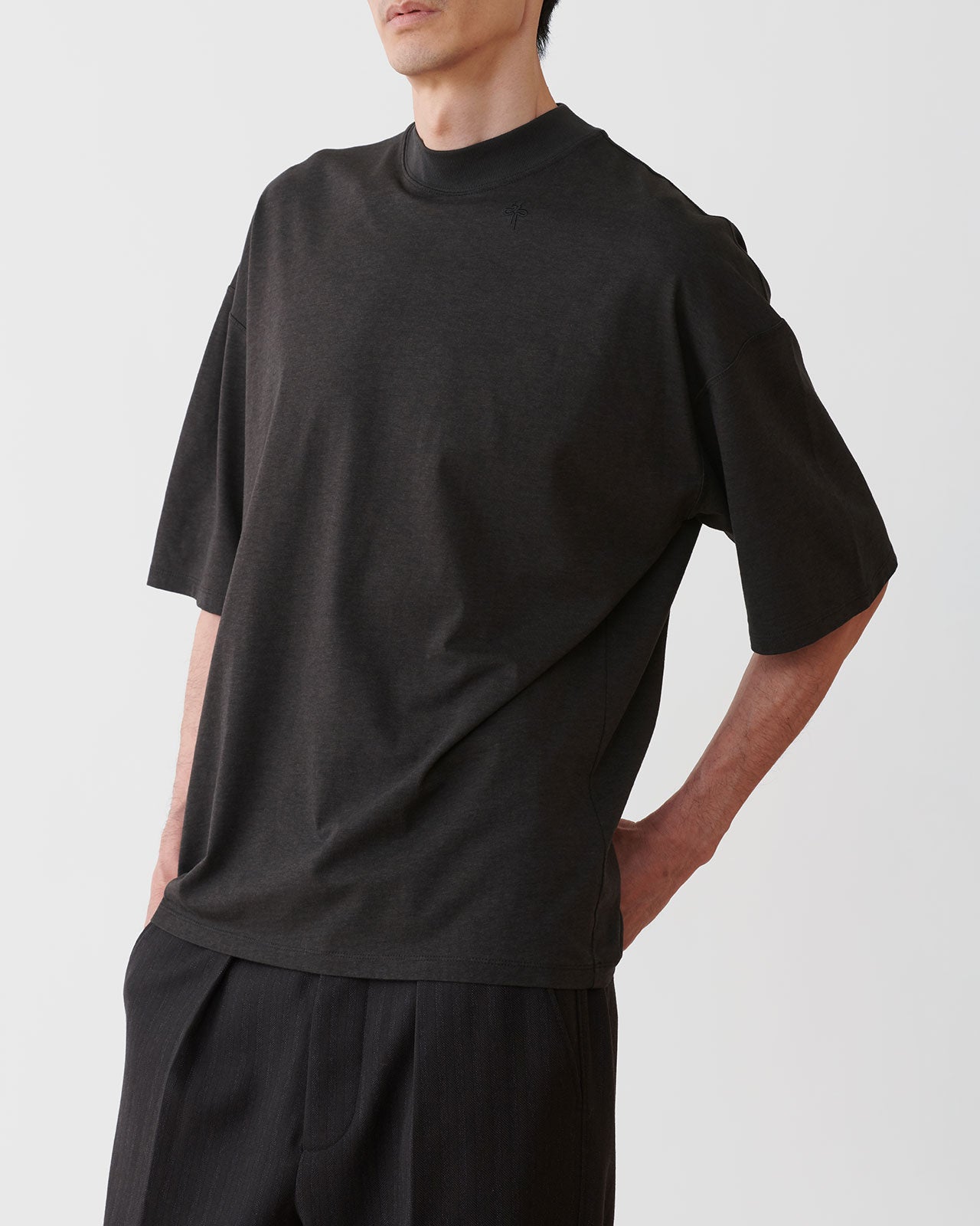 takesRIBBON UNISEX MOCK NECK TEE