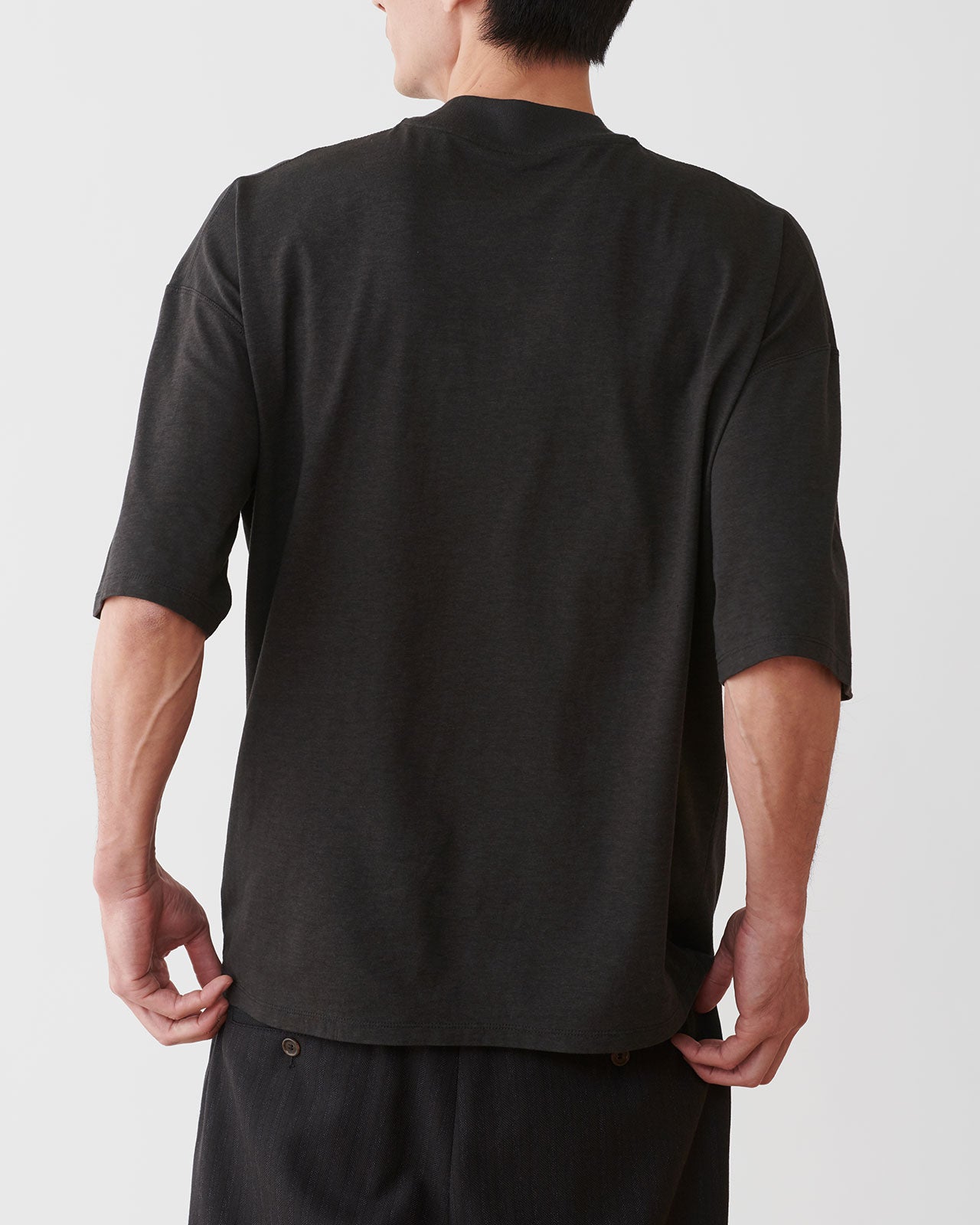 takesRIBBON UNISEX MOCK NECK TEE