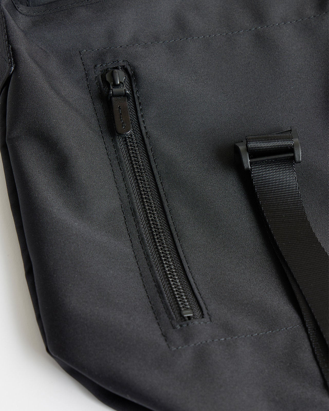 AMIACALVA GABARDINE MESSENGER BAG (S)