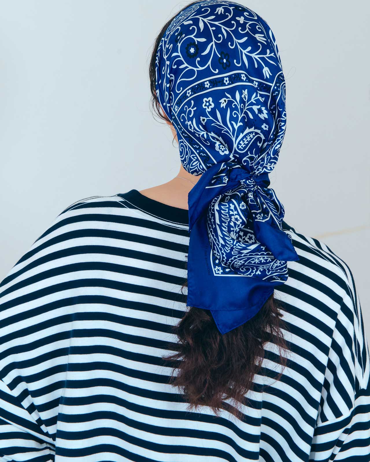 【1月下旬お届け】BANDANA PRINTED SILK SCARF