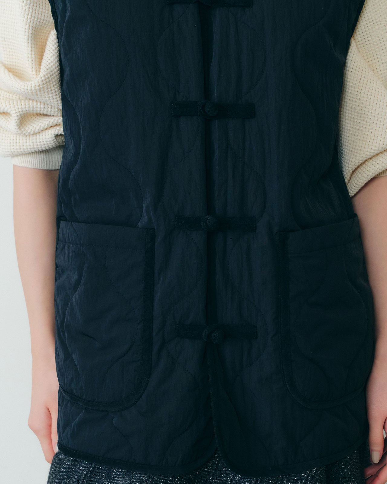 【9月中旬お届け】CHINA BUTTON QUILTED VEST