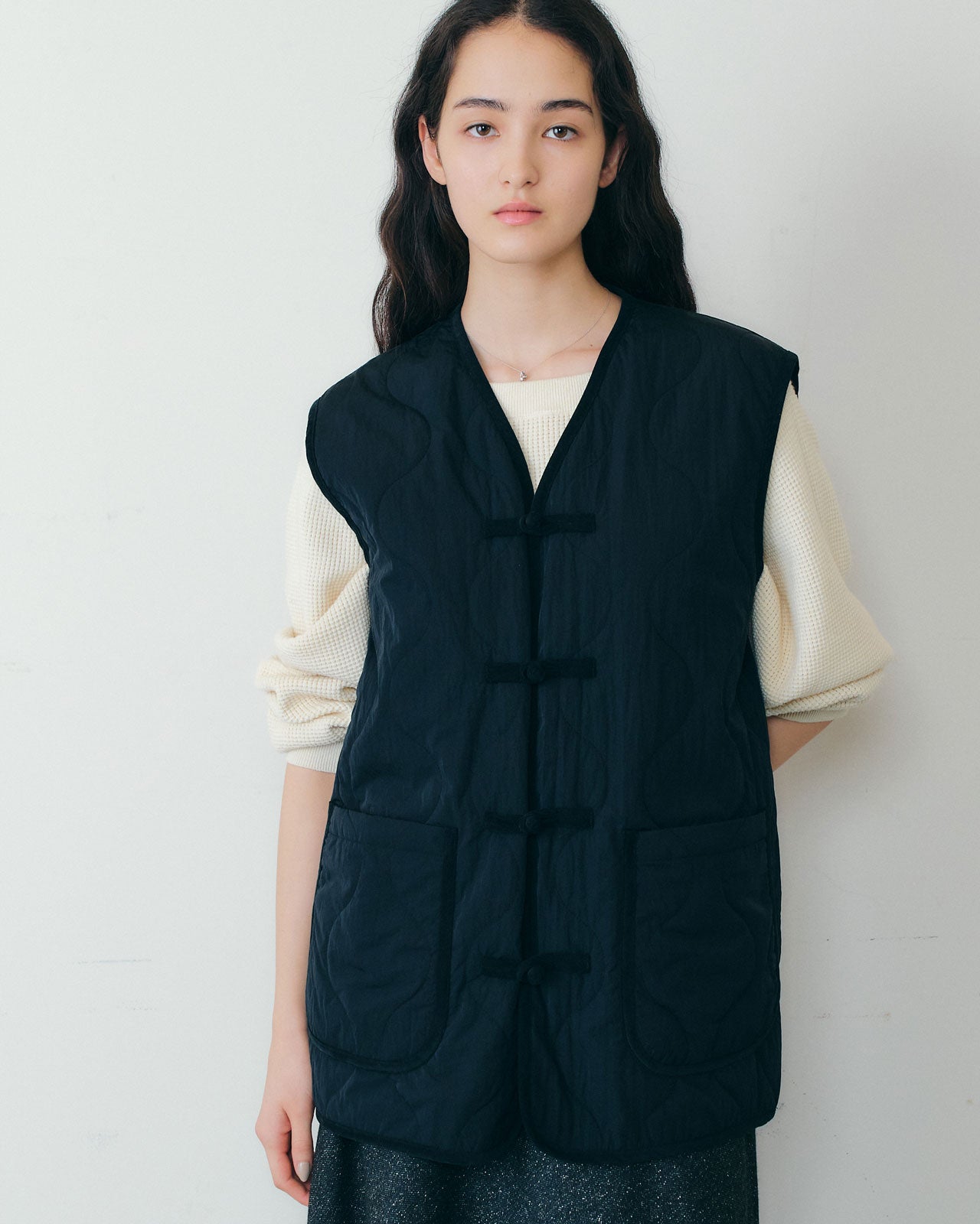 【9月中旬お届け】CHINA BUTTON QUILTED VEST