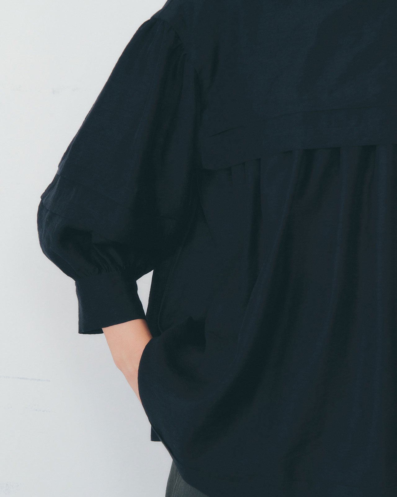 【2月中旬入荷予定】SHEER TUCK BLOUSE