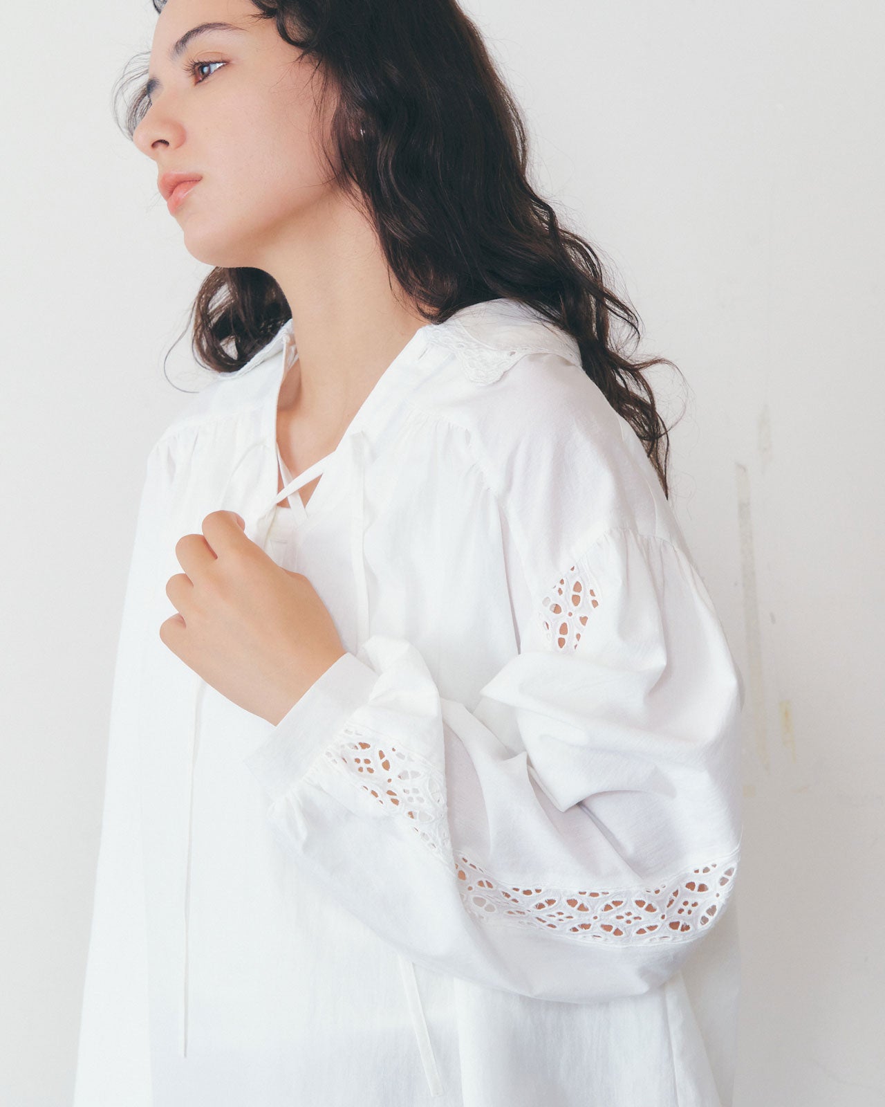 【2月上旬入荷予定】LACE-UP BLOUSE
