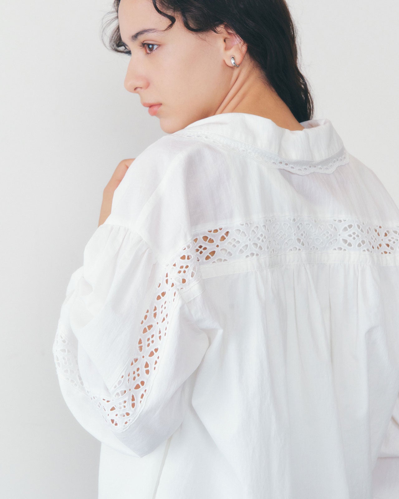 【2月上旬入荷予定】LACE-UP BLOUSE