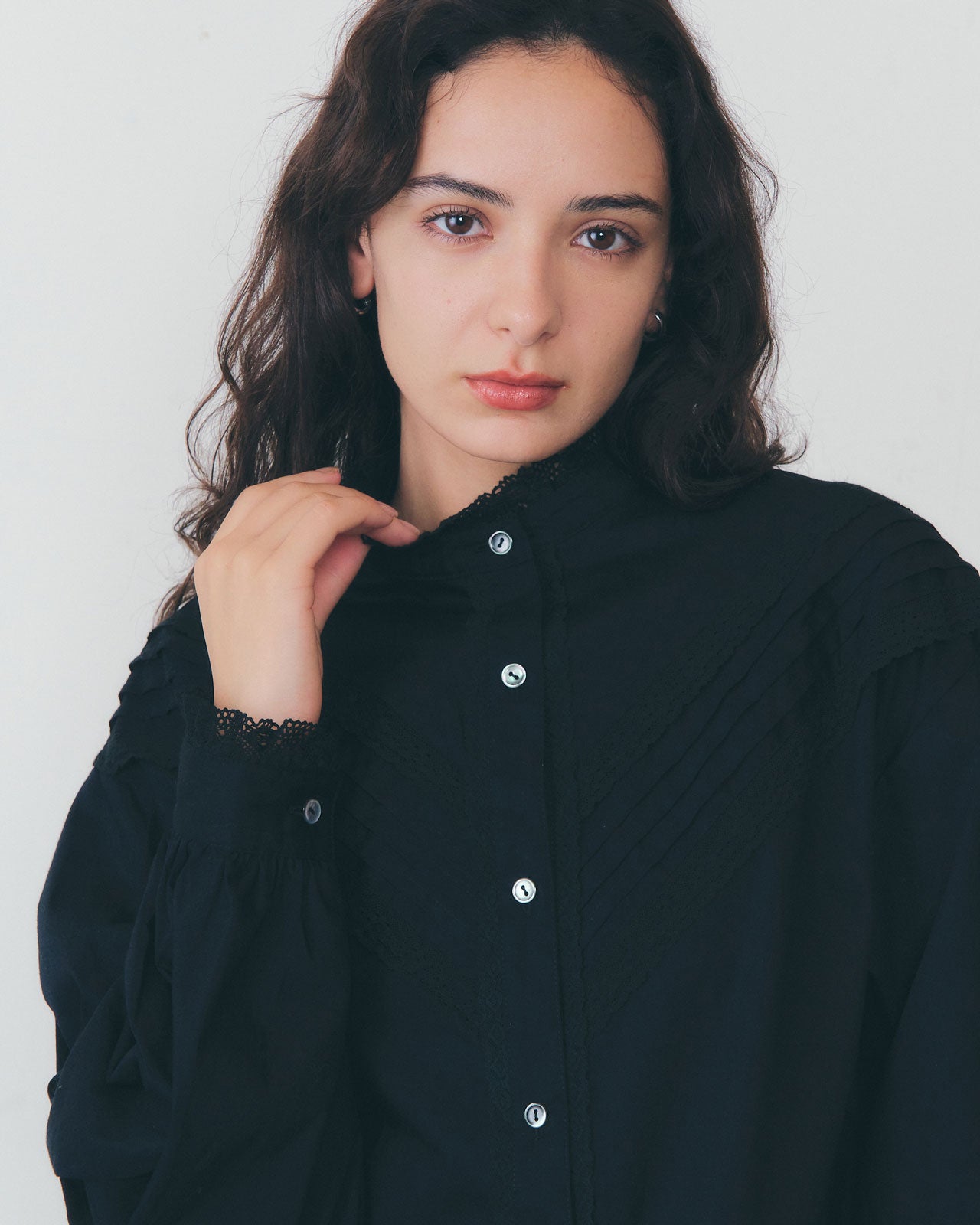 【11月下旬お届け】PIN-TUCK LACE BLOUSE