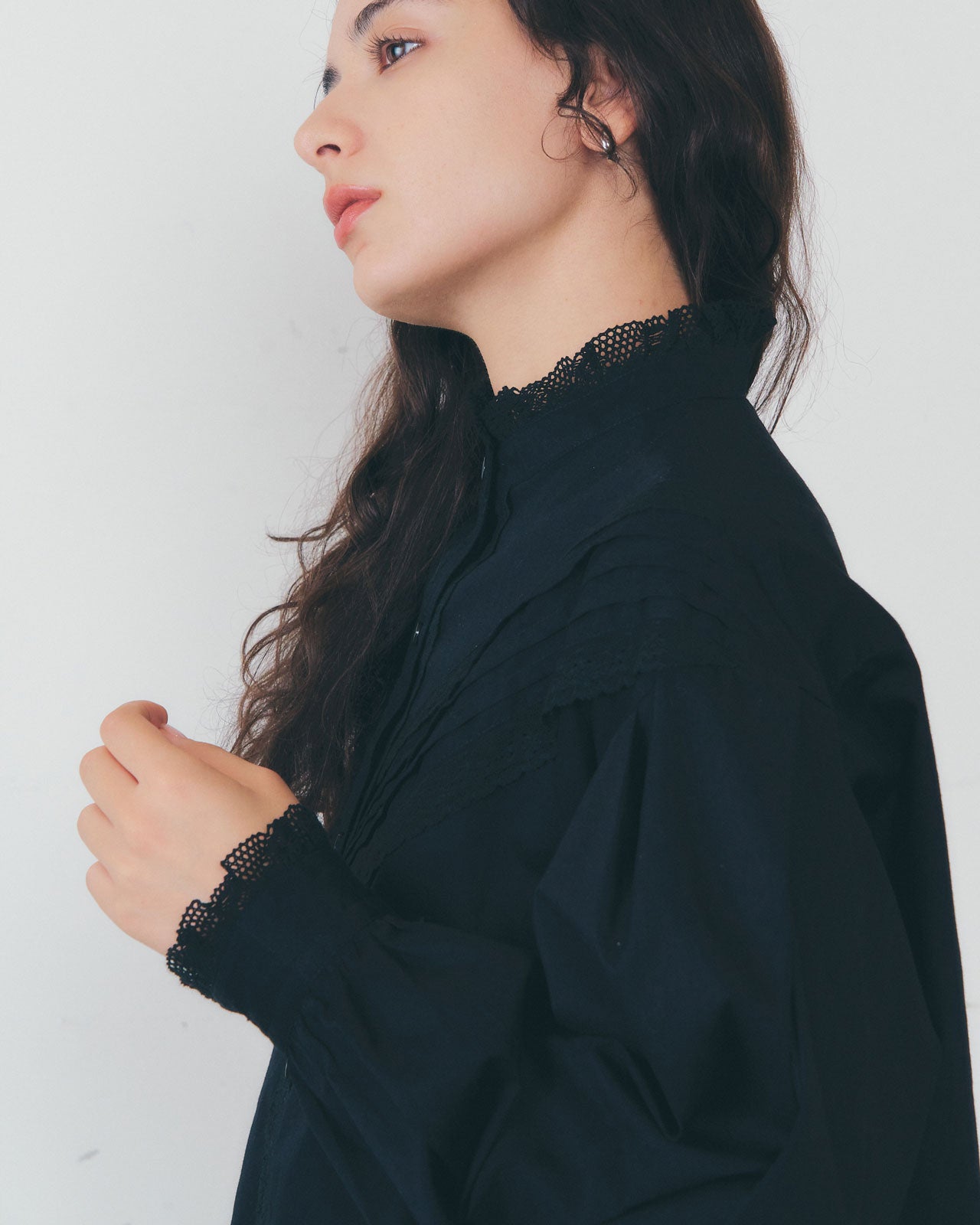 【11月下旬お届け】PIN-TUCK LACE BLOUSE