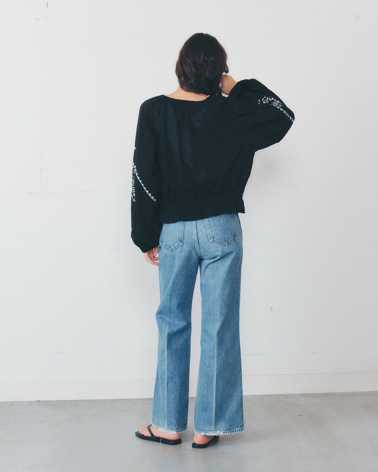 【3月中旬入荷予定】EMBROIDERED BLOUSE