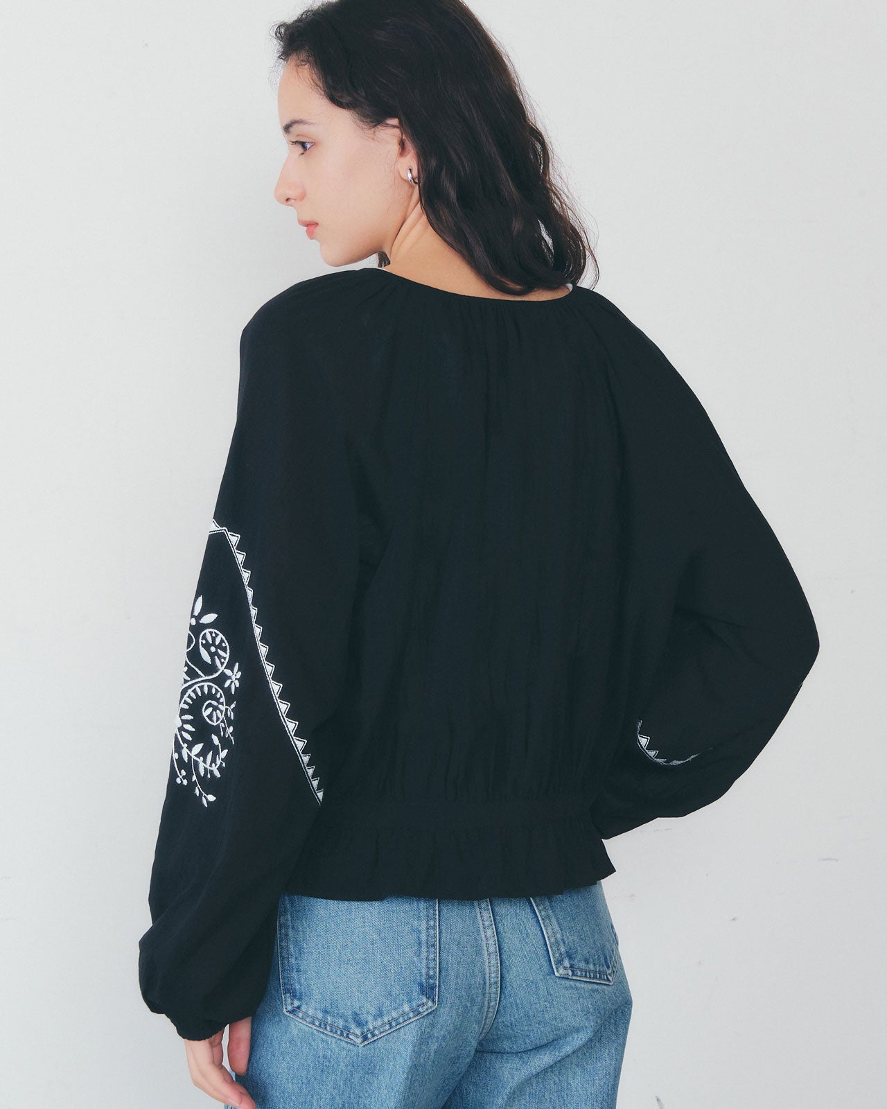 【3月中旬入荷予定】EMBROIDERED BLOUSE