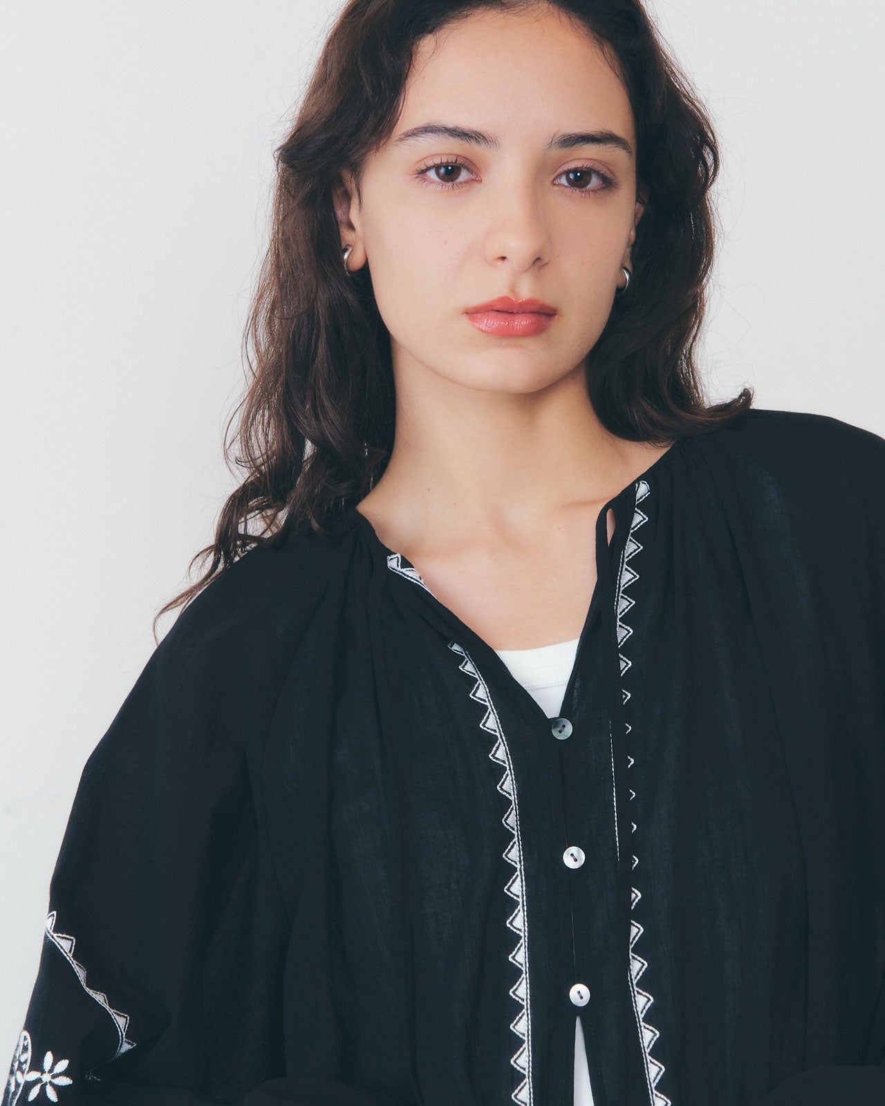 【3月中旬入荷予定】EMBROIDERED BLOUSE