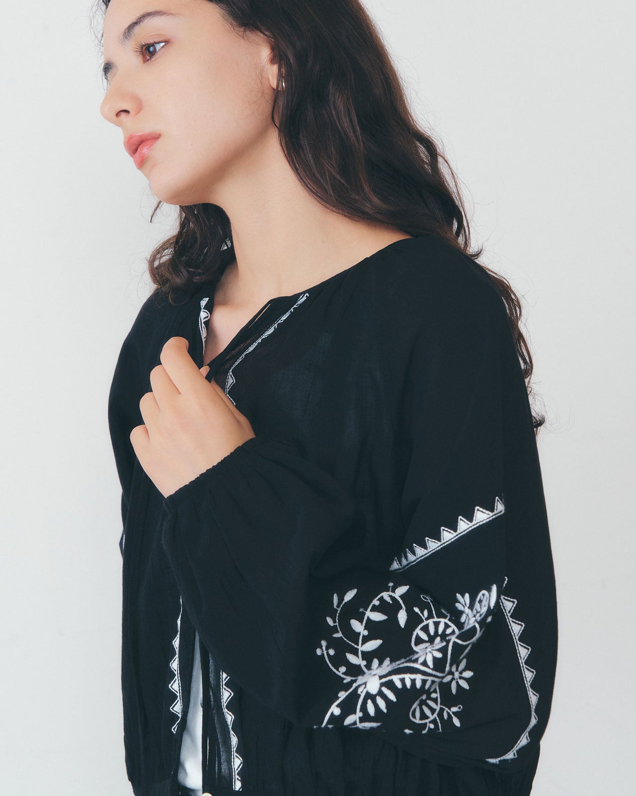 【3月中旬入荷予定】EMBROIDERED BLOUSE
