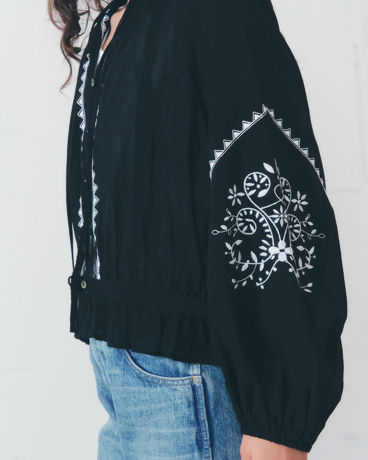 3月中旬お届け】EMBROIDERED BLOUSE – Shinzone