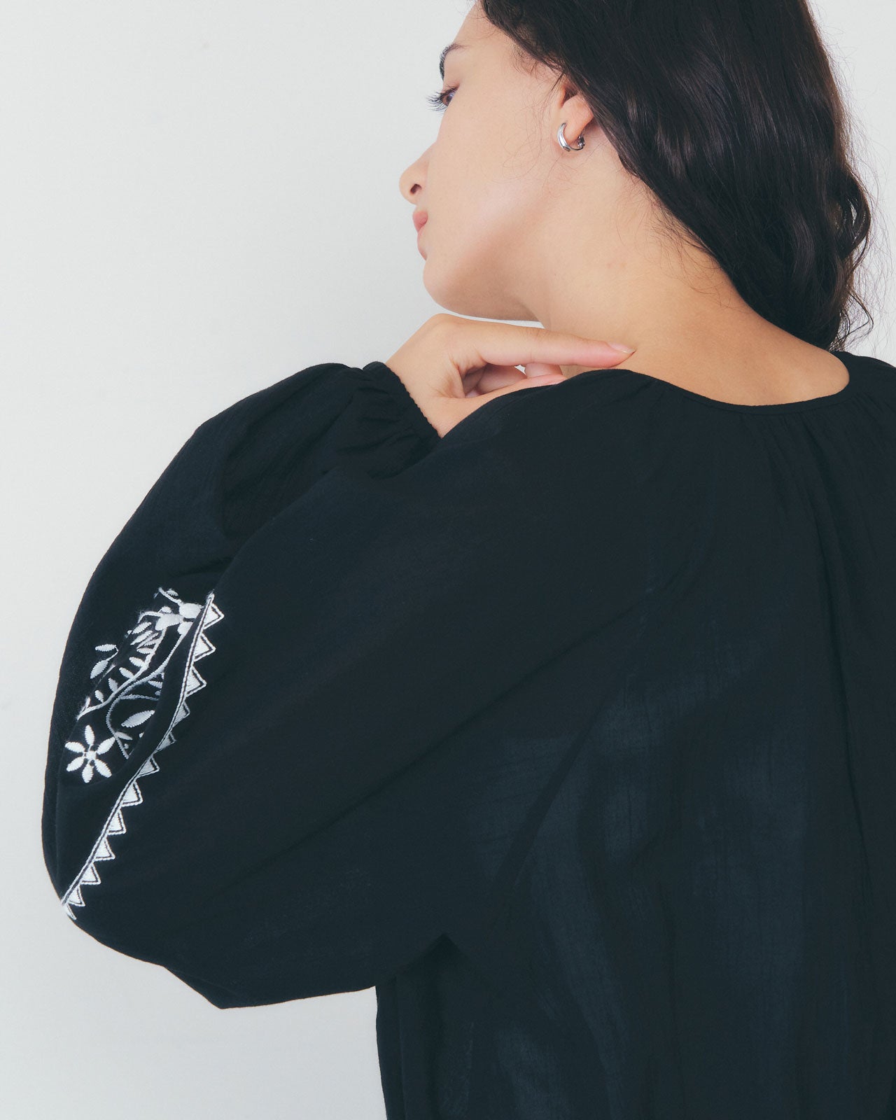 【3月中旬入荷予定】EMBROIDERED BLOUSE