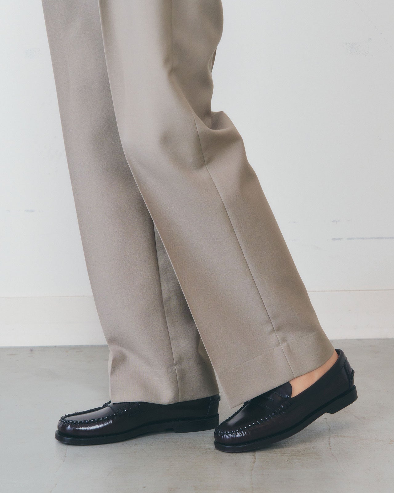 【1月中旬お届け】TWO TUCK TROUSERS