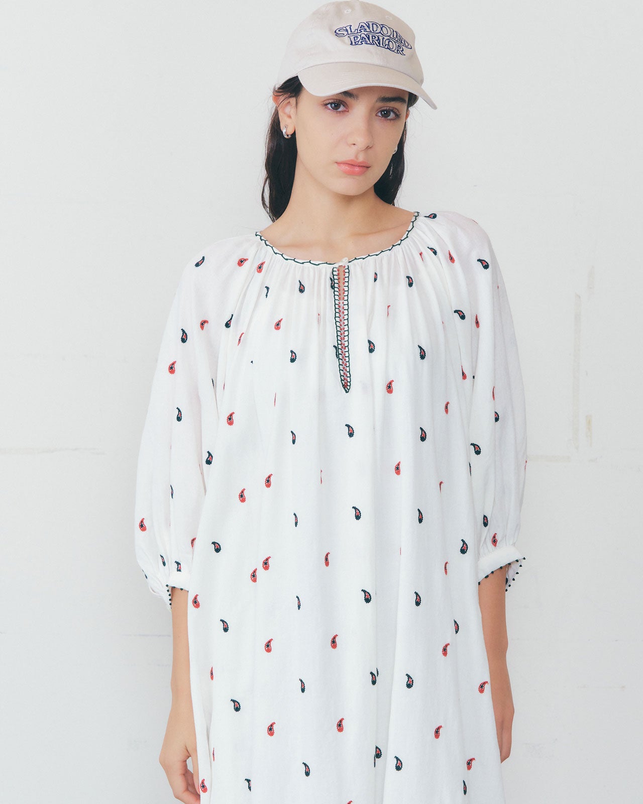 【4月上旬お届け】PAISLEY EMBROIDERED DRESS