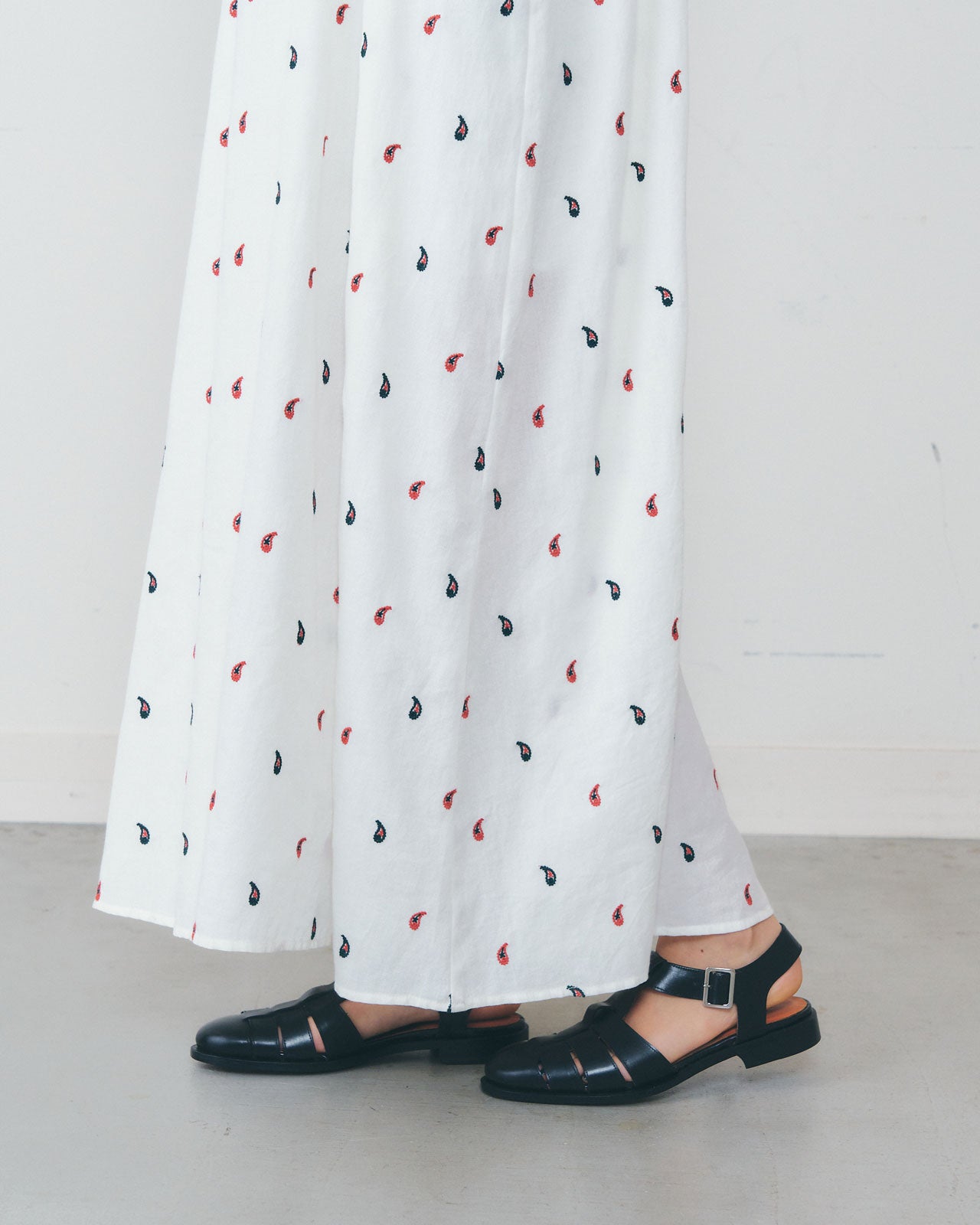 【4月上旬お届け】PAISLEY EMBROIDERED DRESS