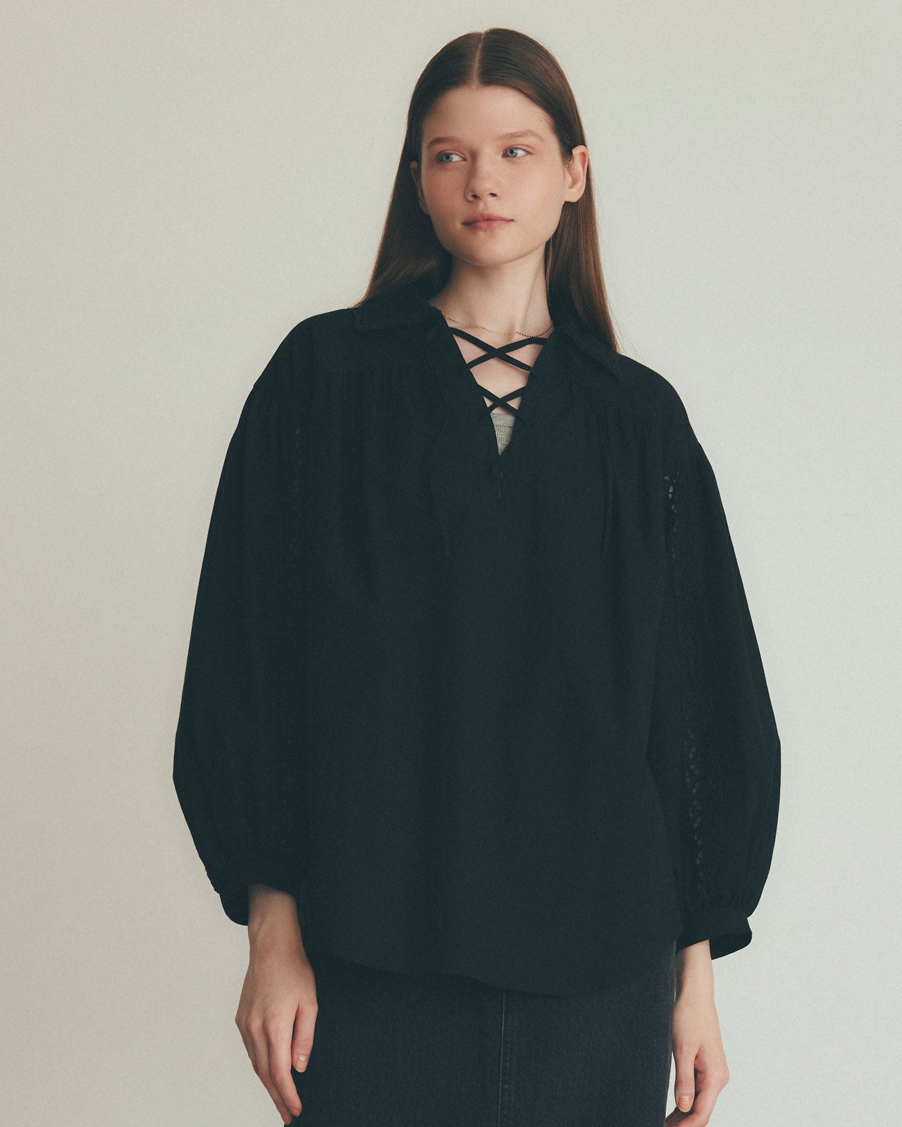 【2月上旬入荷予定】LACE-UP BLOUSE