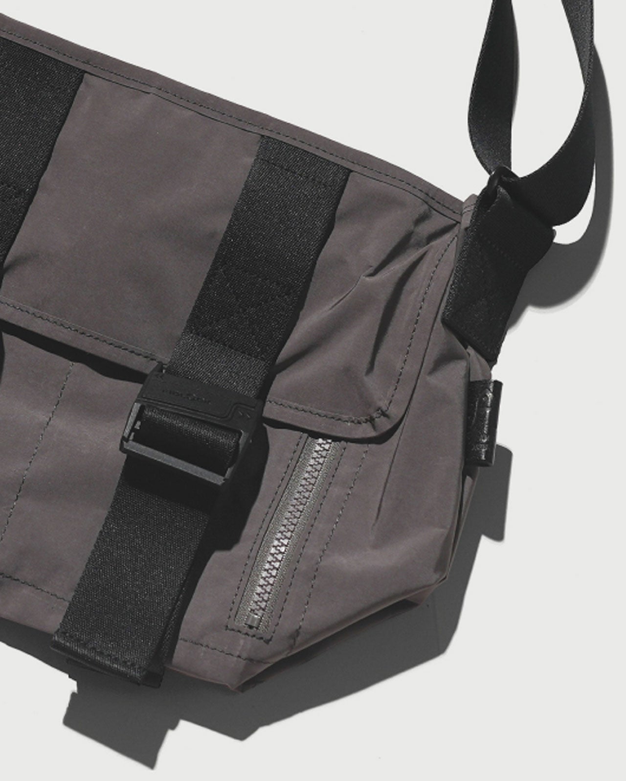 【GRAY】AMIACALVA GABARDINE MESSENGER BAG (S)