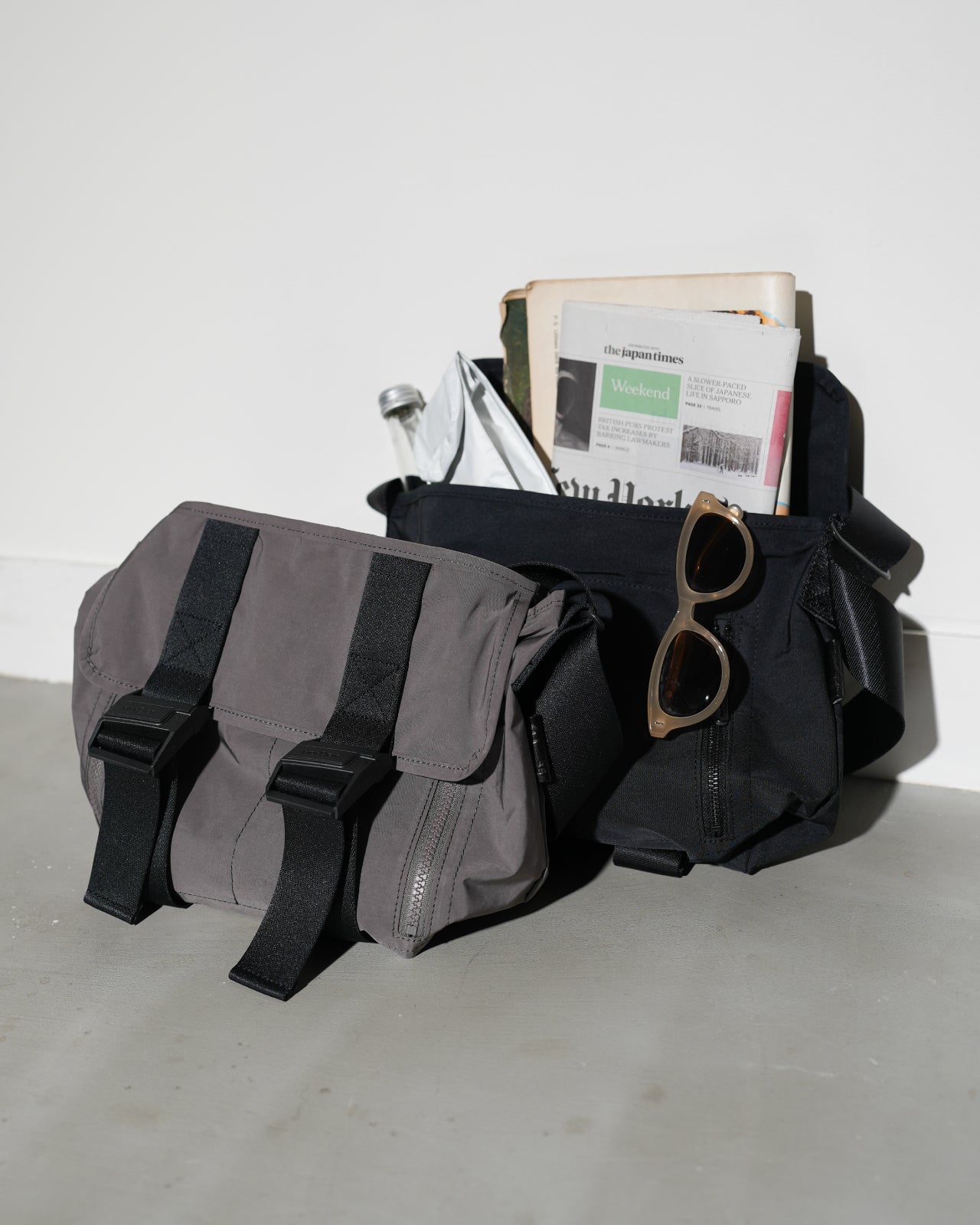 【GRAY】AMIACALVA GABARDINE MESSENGER BAG (S)