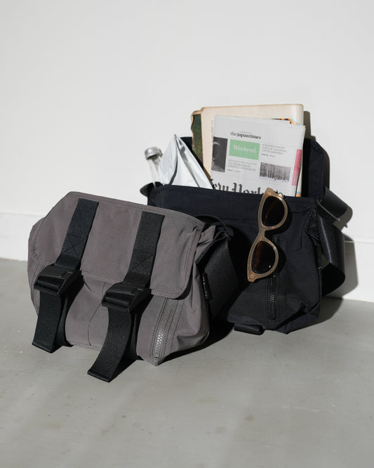 【GRAY】AMIACALVA GABARDINE MESSENGER BAG (S)