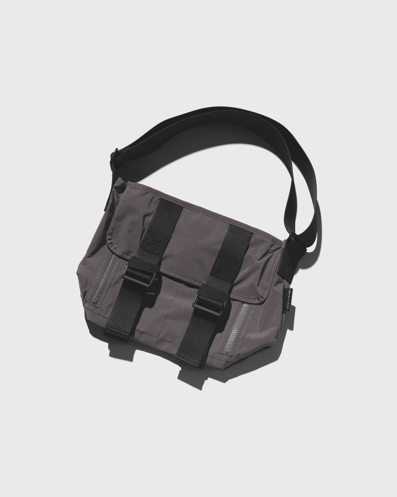 【GRAY】AMIACALVA GABARDINE MESSENGER BAG (S)